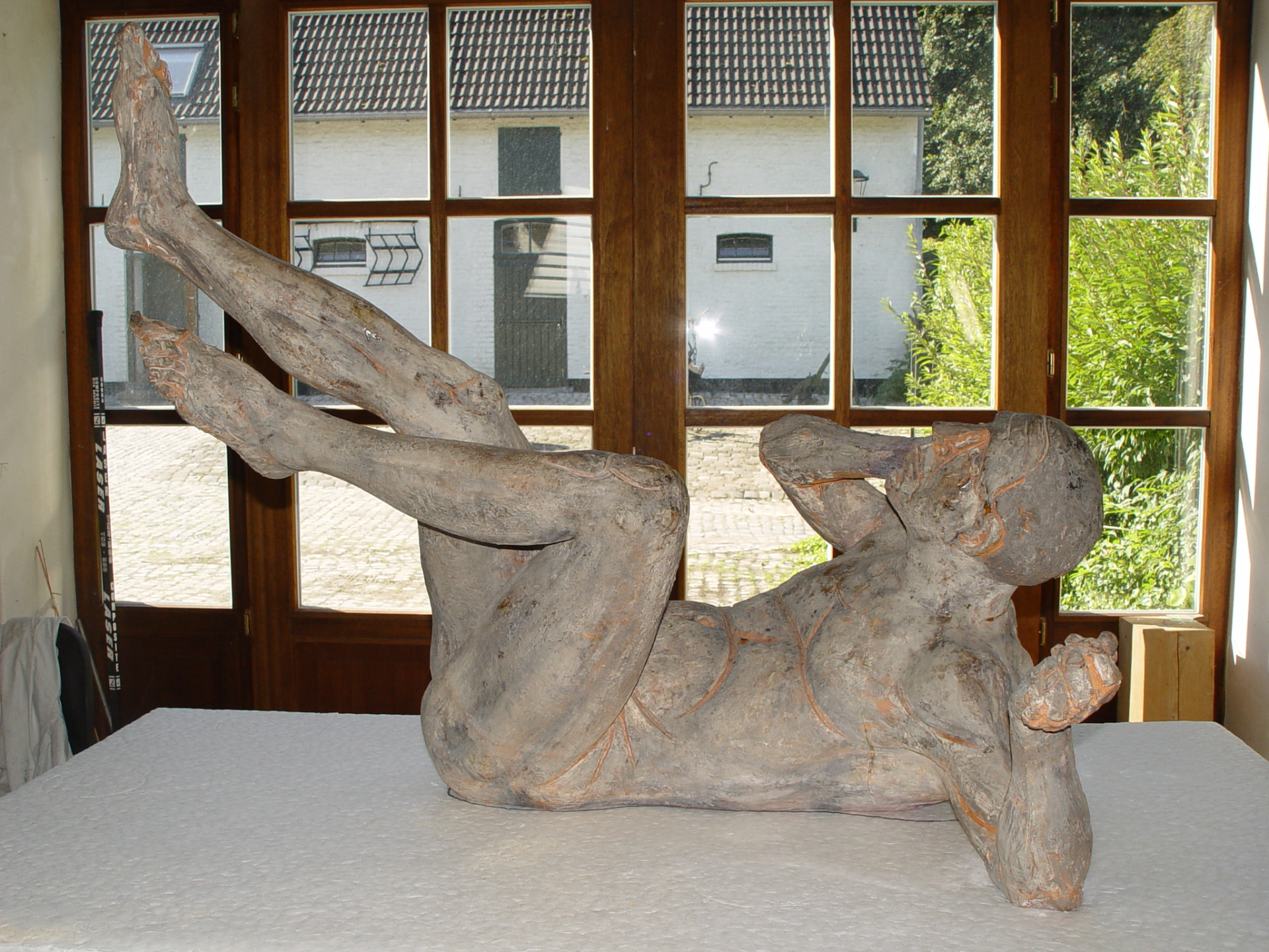 Liegende Terrakotta-Figur während der Restaurierung im Atelier