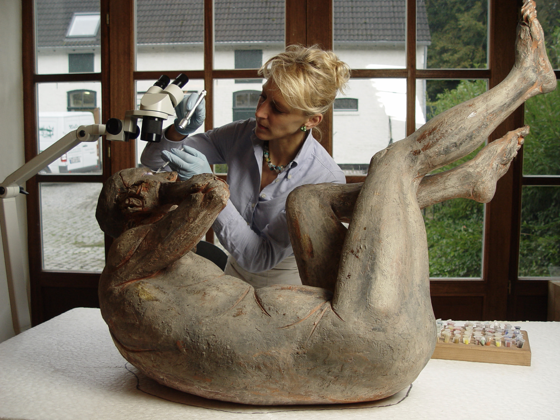 Alouette von Parpart bei der Restaurierung einer Terrakotta-Skulptur im Atelier
